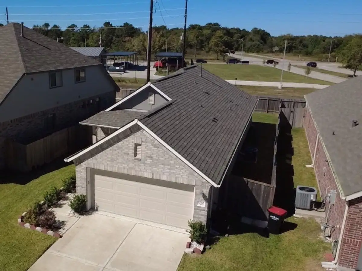 October 29. The finished roof, from above the street.